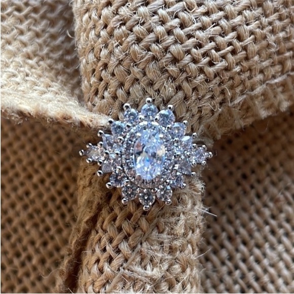 Engagement Sterling Silver Cluster CZ Elegant Ring Wedding Sparkly Size 10 - Picture 1 of 9